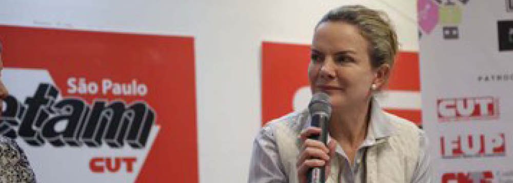 Em debate sobre a liberdade de imprensa, ao lado de blogueiros e ativistas digitais, a senadora Gleisi Hoffmann (PT-PR), nova presidente do PT, afirmou que "o braço para a aplicação do golpe foi a grande mídia, a concentração, o monopólio econômico da imprensa" (Foto: Gisele Federicce) Em debate sobre a liberdade de imprensa, ao lado de blogueiros e ativistas digitais, a senadora Gleisi Hoffmann (PT-PR), nova presidente do PT, afirmou que "o braço para a aplicação do golpe foi a grande mídia, a concentração, o monopólio econômico da imprensa"