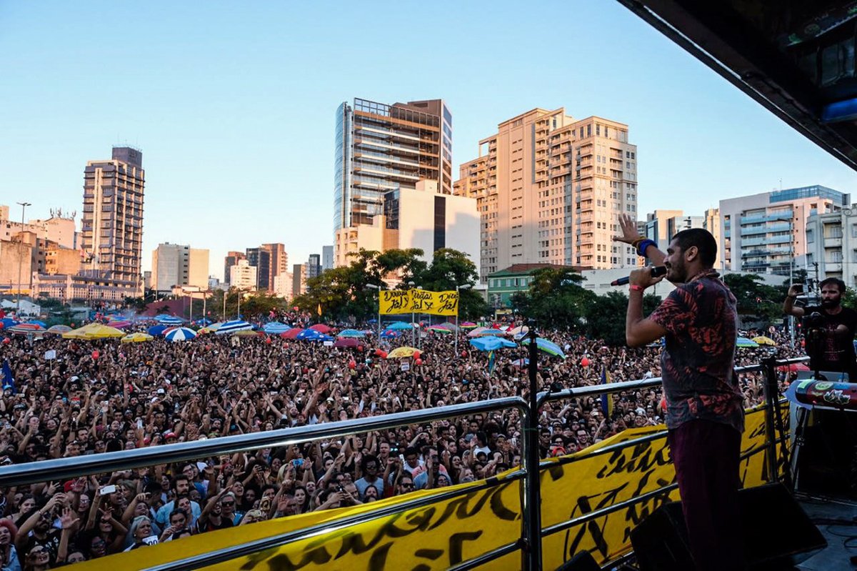 "Por trás de toda essa balbúrdia sobre uma eleição direta extemporânea – que se presta mais a reunir artistas militantes em shows gratuitos do que a incitar uma discussão séria sobre o futuro do País – está um grande esforço para desqualificar os políticos em geral. E todos sabem, ou deveriam saber, que essa destruição é tudo o que os demagogos querem", diz o jornal da família Mesquita, para quem o povo brasileiro deve ser privado de decidir sobre seu próprio destino; nos últimos dias, atos gigantescos por diretas foram realizados no Rio de Janeiro e em São Paulo (Foto: Leonardo Attuch) "Por trás de toda essa balbúrdia sobre uma eleição direta extemporânea – que se presta mais a reunir artistas militantes em shows gratuitos do que a incitar uma discussão séria sobre o futuro do País – está um grande esforço para desqualificar os políticos em geral. E todos sabem, ou deveriam saber, que essa destruição é tudo o que os demagogos querem", diz o jornal da família Mesquita, para quem o povo brasileiro deve ser privado de decidir sobre seu próprio destino; nos últimos dias, atos gigantescos por diretas foram realizados no Rio de Janeiro e em São Paulo