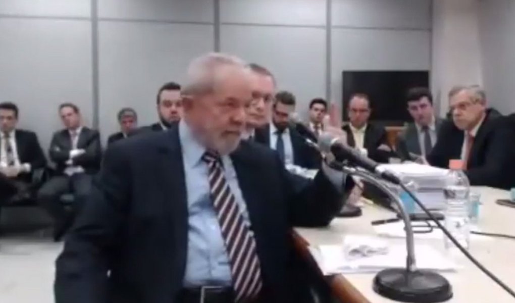 Em depoimento ao juiz Sérgio Moro nesta quarta-feira, 13, o ex-presidente Lula voltou a dizer que é inocente das acusações e criticou a perseguição do Ministério Público Federal contra ele; "Eu poderia ficar zangado, nervoso, mas eu quero enfrentar o Ministério Público, sobretudo a força-tarefa, para provar minha inocência. Eu só espero que eles tenham grandeza de um dia pedir desculpa", disse Lula; ao final do depoimento, Lula questionou a imparcialidade do juiz Sérgio Moro. "Posso olhar nos olhos dos meus netos e dizer que prestei depoimento a um juiz imparcial?", perguntou o ex-presidente; desconsertado, Moro afirmou que “sim”; “Não foi isso que aconteceu na outra ação”, retrucou Lula referindo-se à condenação a 9 anos e meio no caso do triplex; assista (Foto: Aquiles Lins) Em depoimento ao juiz Sérgio Moro nesta quarta-feira, 13, o ex-presidente Lula voltou a dizer que é inocente das acusações e criticou a perseguição do Ministério Público Federal contra ele; "Eu poderia ficar zangado, nervoso, mas eu quero enfrentar o Ministério Público, sobretudo a força-tarefa, para provar minha inocência. Eu só espero que eles tenham grandeza de um dia pedir desculpa", disse Lula; ao final do depoimento, Lula questionou a imparcialidade do juiz Sérgio Moro. "Posso olhar nos olhos dos meus netos e dizer que prestei depoimento a um juiz imparcial?", perguntou o ex-presidente; desconsertado, Moro afirmou que “sim”; “Não foi isso que aconteceu na outra ação”, retrucou Lula referindo-se à condenação a 9 anos e meio no caso do triplex; assista