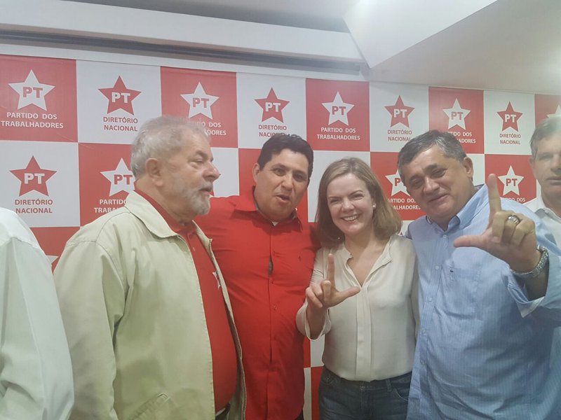 O presidente do PT Ceará, Fco. de Assis Diniz (De Assis) e o deputado federal José Guimarães estiveram reunidos ontem com o ex-presidente Luis Inácio Lula da Silva e a senadora Gleisi Hoffmann, na reunião da coordenação da campanha da senadora à presidência nacional do partido; na reunião foi tratada a agenda de mobilização para o Congresso do PT e o roteiro de visitas da candidata aos estados; Gleisi Hoffmann deverá participar de uma plenária de lançamento da candidatura, em Fortaleza, ainda neste mês de abril
(Foto: Fatima 247) O presidente do PT Ceará, Fco. de Assis Diniz (De Assis) e o deputado federal José Guimarães estiveram reunidos ontem com o ex-presidente Luis Inácio Lula da Silva e a senadora Gleisi Hoffmann, na reunião da coordenação da campanha da senadora à presidência nacional do partido; na reunião foi tratada a agenda de mobilização para o Congresso do PT e o roteiro de visitas da candidata aos estados; Gleisi Hoffmann deverá participar de uma plenária de lançamento da candidatura, em Fortaleza, ainda neste mês de abril