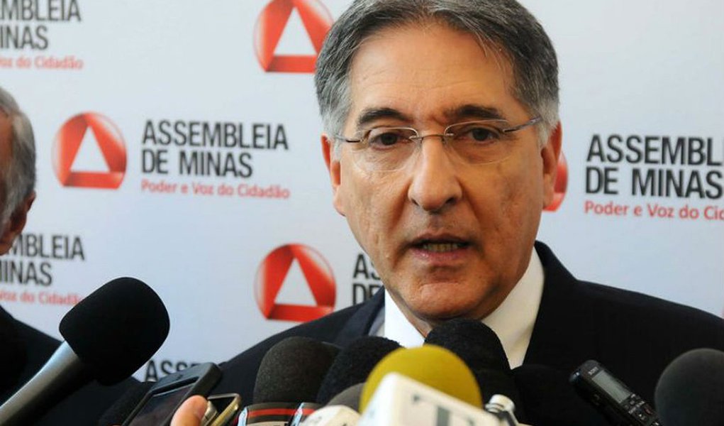 O governador Fernando Pimentel entregou, em Lavras, Território Sul, 19 viaturas para a PM-MG; o objetivo é melhorar as condições de trabalho dos policiais e atender melhor à população, seguindo a uma reivindicação surgida durante os Fóruns Regionais de Governo; para Pimentel, Minas quer dar um exemplo ao Brasil de valorização do servidor público, de empenho e harmonia entre os poderes; "Nós jamais faremos qualquer tipo de ajuste fiscal que fira os direitos dos trabalhadores do setor público até porque, sem policiais não tem segurança pública, sem médicos não tem saúde, sem professores não tem educação" (Foto: Leonardo Lucena) O governador Fernando Pimentel entregou, em Lavras, Território Sul, 19 viaturas para a PM-MG; o objetivo é melhorar as condições de trabalho dos policiais e atender melhor à população, seguindo a uma reivindicação surgida durante os Fóruns Regionais de Governo; para Pimentel, Minas quer dar um exemplo ao Brasil de valorização do servidor público, de empenho e harmonia entre os poderes; "Nós jamais faremos qualquer tipo de ajuste fiscal que fira os direitos dos trabalhadores do setor público até porque, sem policiais não tem segurança pública, sem médicos não tem saúde, sem professores não tem educação"