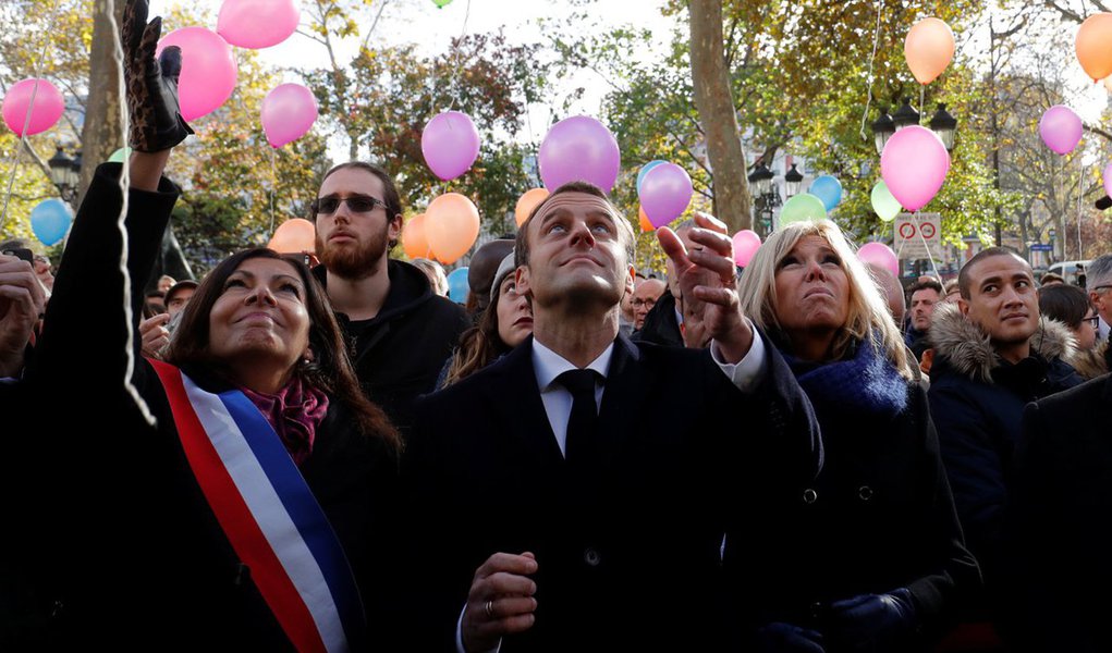 França, ainda em estado de alerta contra ataques de militantes islâmicos, prestou homenagem nesta segunda-feira às 130 pessoas que morreram quando atiradores e homens-bomba atacaram Paris dois anos atrás; Flores foram depositadas e os nomes das vítimas foram lidos em voz alta durante as cerimônias de homenagem silenciosas realizadas na presença do presidente francês, Emmanuel Macron, nos seis locais que foram alvos de ataques reivindicados pelo Estado Islâmico em 13 de novembro de 2015 (Foto: Aquiles Lins) França, ainda em estado de alerta contra ataques de militantes islâmicos, prestou homenagem nesta segunda-feira às 130 pessoas que morreram quando atiradores e homens-bomba atacaram Paris dois anos atrás; Flores foram depositadas e os nomes das vítimas foram lidos em voz alta durante as cerimônias de homenagem silenciosas realizadas na presença do presidente francês, Emmanuel Macron, nos seis locais que foram alvos de ataques reivindicados pelo Estado Islâmico em 13 de novembro de 2015