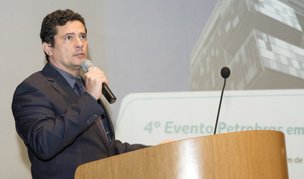 "Sérgio Moro acha-se no direito de tecer comentários sobre tudo e sobre todos, projetando-se indevidamente numa arena que não pode ser sua como magistrado, a política. Mas, quando é confrontado politicamente, coloca o rabo entre as pernas e se escuda brandindo uma autoridade de que carece, pois argumentos não tem", escreve o ex-ministro da Justiça Eugênio Aragão; "Quer vir para o debate político, enfrente os políticos debatendo!", desafia Aragão, sobre a declaração do juiz, que disse que não debate "com pessoas condenadas por crime"; "É prova do desrespeito desse juiz de província para com o princípio da presunção de inocência", diz Aragão (Foto: Eugênio Aragão) www.brasil247.com - "Sérgio Moro acha-se no direito de tecer comentários sobre tudo e sobre todos, projetando-se indevidamente numa arena que não pode ser sua como magistrado, a política. Mas, quando é confrontado politicamente, coloca o rabo entre as pernas e se escuda brandindo uma autoridade de que carece, pois argumentos não tem", escreve o ex-ministro da Justiça Eugênio Aragão; "Quer vir para o debate político, enfrente os políticos debatendo!", desafia Aragão, sobre a declaração do juiz, que disse que não debate "com pessoas condenadas por crime"; "É prova do desrespeito desse juiz de província para com o princípio da presunção de inocência", diz Aragão