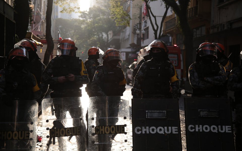 A fim de cumprir a reintegração de determinação da juíza Luciane Marcon Tomazelli, da 1ª Vara Cível do Foro Central, o Batalhão de Operações Especiais (BOP) da BM colocou barreiras bloqueando o trânsito na Rua dos Andradas entre as ruas General Bento Martins e Caldas Júnior; grupos contrários à reintegração estiveram fazendo uma vigília de apoio à ocupação; eles são principalmente ligados ao Movimento de Luta nos Bairros, Vilas e Favelas (MLB) (Foto: Leonardo Lucena) A fim de cumprir a reintegração de determinação da juíza Luciane Marcon Tomazelli, da 1ª Vara Cível do Foro Central, o Batalhão de Operações Especiais (BOP) da BM colocou barreiras bloqueando o trânsito na Rua dos Andradas entre as ruas General Bento Martins e Caldas Júnior; grupos contrários à reintegração estiveram fazendo uma vigília de apoio à ocupação; eles são principalmente ligados ao Movimento de Luta nos Bairros, Vilas e Favelas (MLB)