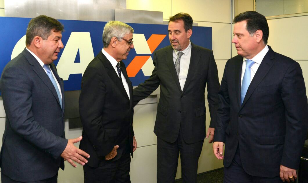 O governador Marconi Perillo e o presidente do TJ-GO, desembargador Gilberto Marques Filho, foram recebidos pelo presidente da Caixa Econômica, Gilberto Occhi, na sede do banco em Brasília; a pauta, a ampliação das parcerias com o Estado de Goiás e a possibilidade de a Caixa ser o banco oficial do TJ-GO; “Assim como o governo do Estado, o presidente do TJ-GO tem interesse em ter a Caixa como parceiro na conta única de lá”, afirmou Marconi Perillo; o executivo contraiu recentemente R$ 600 milhões em empréstimos junto à Caixa, como forma de ampliar o Programa Goiás na Frente na área de Habitação (Foto: Leonardo Lucena) O governador Marconi Perillo e o presidente do TJ-GO, desembargador Gilberto Marques Filho, foram recebidos pelo presidente da Caixa Econômica, Gilberto Occhi, na sede do banco em Brasília; a pauta, a ampliação das parcerias com o Estado de Goiás e a possibilidade de a Caixa ser o banco oficial do TJ-GO; “Assim como o governo do Estado, o presidente do TJ-GO tem interesse em ter a Caixa como parceiro na conta única de lá”, afirmou Marconi Perillo; o executivo contraiu recentemente R$ 600 milhões em empréstimos junto à Caixa, como forma de ampliar o Programa Goiás na Frente na área de Habitação