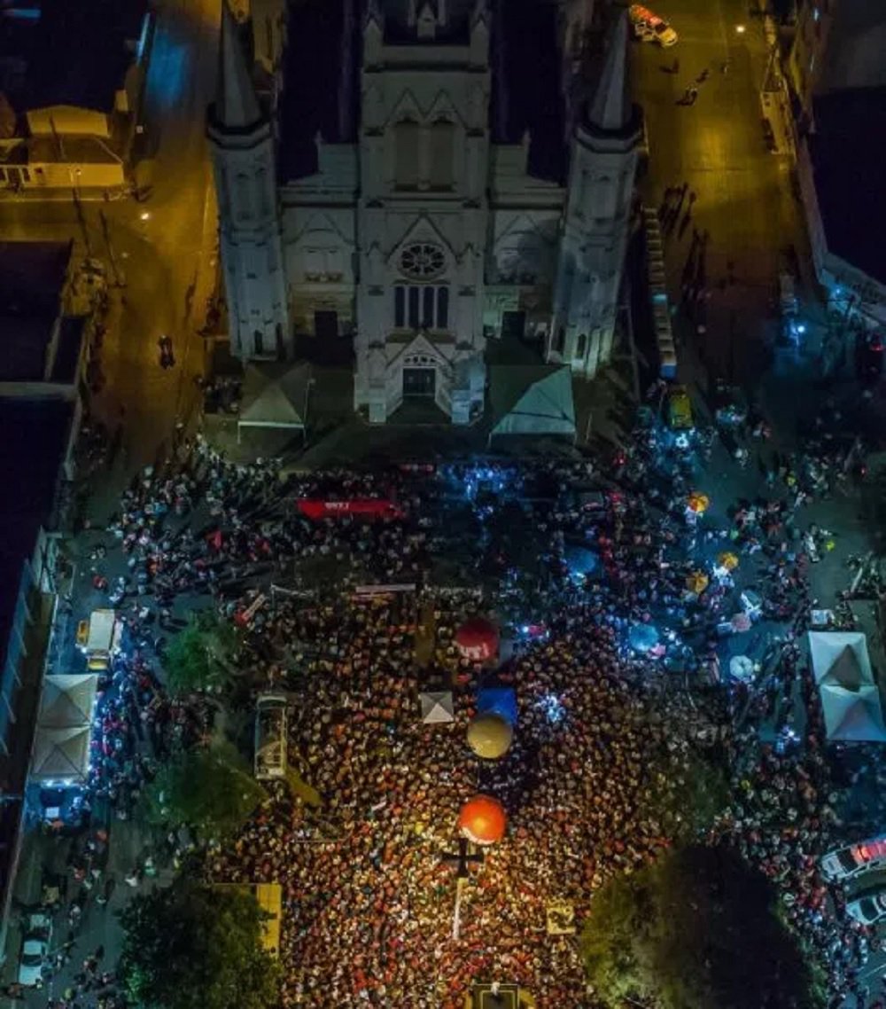Divulgada nas redes sociais pela senadora Gleisi Hoffmann (PT-PR), uma foto do ato do ex-presidente Luiz Inácio Lula da Silva em Montes Claros (MG) mostra o sucesso da segunda caravana de Lula - o ex-presidente já havia visitado os nove estados do Nordeste; nenhum outro político brasileiro consegue arrastar multidões como Lula (Foto: Charles Nisz) Divulgada nas redes sociais pela senadora Gleisi Hoffmann (PT-PR), uma foto do ato do ex-presidente Luiz Inácio Lula da Silva em Montes Claros (MG) mostra o sucesso da segunda caravana de Lula - o ex-presidente já havia visitado os nove estados do Nordeste; nenhum outro político brasileiro consegue arrastar multidões como Lula