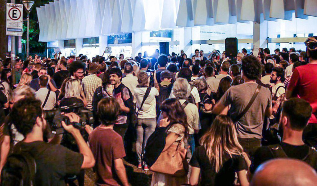 Manifestantes defendem a realização da exposição do artista Pedro Moraleida no Palácio das Artes, em Belo Horizonte (MG); a mostra, chamada de "Faça você mesmo sua Capela Sistina", foi acusada de "promover pedofilia e blasfêmia" por grupos na capital mineira; presente na manifestação, o secretário estadual de Cultura, Juca Ferreira, denunciou o que chamou de "barbárie" que tentaram fazer ao proibir a exposição, além de "produzir medo na sociedade através da demagogia"; assista (Foto: Gisele Federicce) Manifestantes defendem a realização da exposição do artista Pedro Moraleida no Palácio das Artes, em Belo Horizonte (MG); a mostra, chamada de "Faça você mesmo sua Capela Sistina", foi acusada de "promover pedofilia e blasfêmia" por grupos na capital mineira; presente na manifestação, o secretário estadual de Cultura, Juca Ferreira, denunciou o que chamou de "barbárie" que tentaram fazer ao proibir a exposição, além de "produzir medo na sociedade através da demagogia"; assista