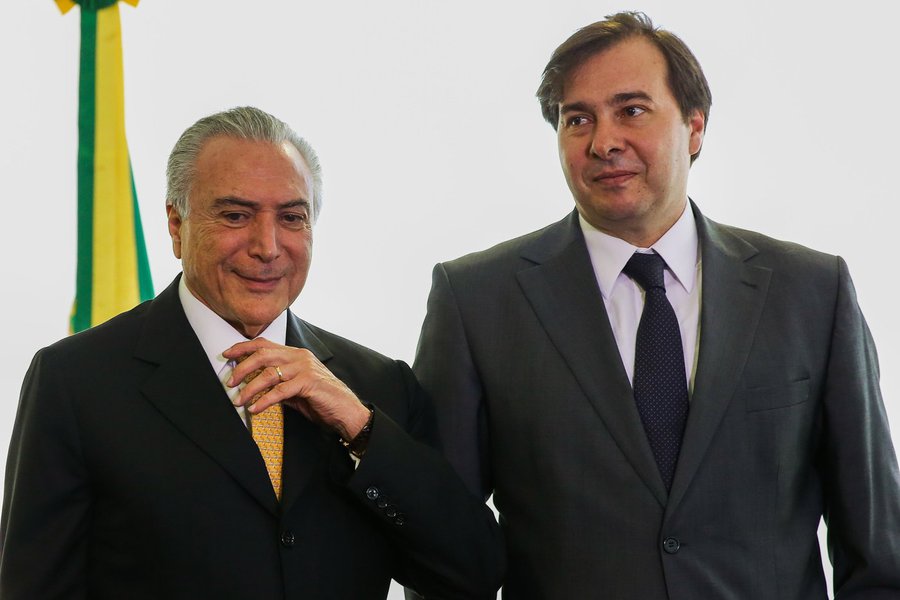 O ministro do Supremo Tribunal Federal (STF) Celso de Mello deu prazo de dez dias para que Michel Temer e o presidente da Câmara dos Deputados, Rodrigo Maia (DEM), prestem informações sobre a proposta de reforma da Previdência; solicitação de Mello é feita após recebimento de um mandado de segurança impetrado por 28 deputados de oposição; a ação pede anulação dos atos que levaram à tramitação da PEC na Câmara; os deputados alegam que o governo não apresentou um estudo atuarial, necessário para confirmar o desequilíbrio nas contas da Previdência e a consequente necessidade de alteração nas regras (Foto: Romulo Faro) O ministro do Supremo Tribunal Federal (STF) Celso de Mello deu prazo de dez dias para que Michel Temer e o presidente da Câmara dos Deputados, Rodrigo Maia (DEM), prestem informações sobre a proposta de reforma da Previdência; solicitação de Mello é feita após recebimento de um mandado de segurança impetrado por 28 deputados de oposição; a ação pede anulação dos atos que levaram à tramitação da PEC na Câmara; os deputados alegam que o governo não apresentou um estudo atuarial, necessário para confirmar o desequilíbrio nas contas da Previdência e a consequente necessidade de alteração nas regras
