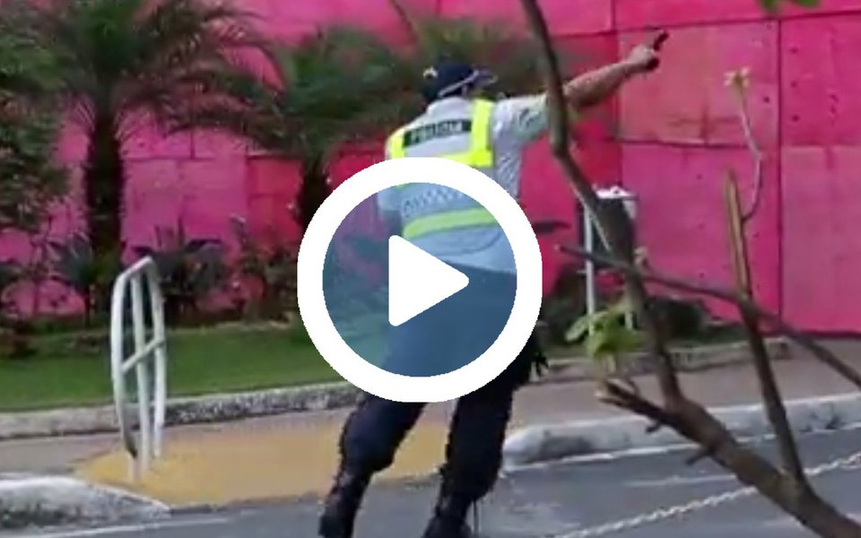 Imagens divulgadas pelo site do jornal O Globo são reveladoras: mostram policiais militares do Distrito Federal sacando armas de fogo e atirando contra manifestantes durante o protesto desta quarta-feira na Esplanada dos Ministérios, que deixou mais de 50 feridos e uma pessoa baleada com arma de fogo; o registro foi do fotógrafo André Coelho; assista (Foto: Gisele Federicce) Imagens divulgadas pelo site do jornal O Globo são reveladoras: mostram policiais militares do Distrito Federal sacando armas de fogo e atirando contra manifestantes durante o protesto desta quarta-feira na Esplanada dos Ministérios, que deixou mais de 50 feridos e uma pessoa baleada com arma de fogo; o registro foi do fotógrafo André Coelho; assista