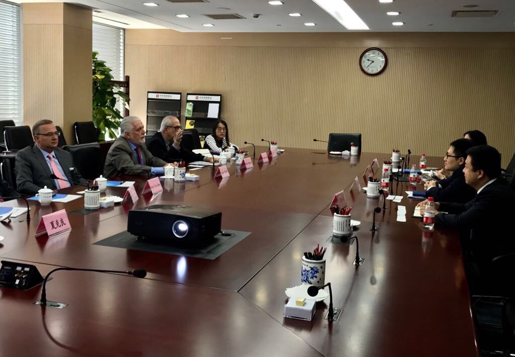 Projetos estratégicos do Governo da Bahia foram apresentados nesta sexta-feira em Pequim ao Fundo de Desenvolvimento Chinês para Países de Língua Portuguesa; os secretários estaduais Bruno Dauster (Casa Civil), Jaques Wagner (Desenvolvimento Econômico) e Fábio Vilas-Boas (Saúde), que integram a comitiva do governador Rui Costa na China, mostraram os projetos de grande relevância para a Bahia que podem ser financiados pela entidade chinesa (Foto: Romulo Faro) Projetos estratégicos do Governo da Bahia foram apresentados nesta sexta-feira em Pequim ao Fundo de Desenvolvimento Chinês para Países de Língua Portuguesa; os secretários estaduais Bruno Dauster (Casa Civil), Jaques Wagner (Desenvolvimento Econômico) e Fábio Vilas-Boas (Saúde), que integram a comitiva do governador Rui Costa na China, mostraram os projetos de grande relevância para a Bahia que podem ser financiados pela entidade chinesa