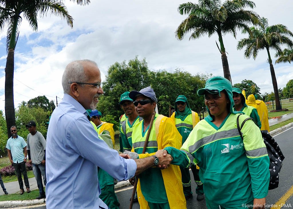Prefeitura de Aracaju deu início, nesta quarta-feira (5), a um mutirão de manutenção e limpeza das praças públicas e áreas verdes do município; a ação, desenvolvida pela Empresa Municipal de Serviços Urbanos (Emsurb), começou no Parque Governador Augusto Franco (Parque da Sementeira); “Dentro do projeto de reconstrução da nossa cidade, a limpeza é uma das nossas prioridades. Por isso, é tão importante o início desta ação voltada às praças públicas e áreas verdes de Aracaju", disse o prefeito Edvaldo (Foto: José Barbacena) Prefeitura de Aracaju deu início, nesta quarta-feira (5), a um mutirão de manutenção e limpeza das praças públicas e áreas verdes do município; a ação, desenvolvida pela Empresa Municipal de Serviços Urbanos (Emsurb), começou no Parque Governador Augusto Franco (Parque da Sementeira); “Dentro do projeto de reconstrução da nossa cidade, a limpeza é uma das nossas prioridades. Por isso, é tão importante o início desta ação voltada às praças públicas e áreas verdes de Aracaju", disse o prefeito Edvaldo