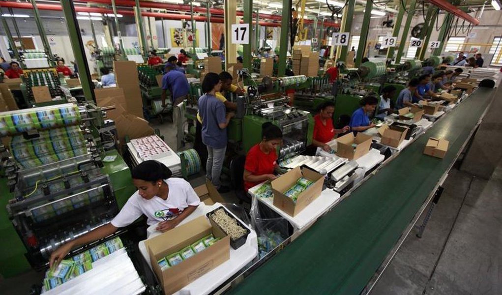 Revisão do PIB relativo a 2015 mostrou que a economia do país caiu naquele ano em volume 3,5% e não 3,8%, segundo dados do Instituto Brasileiro de Geografia e Estatística (IBGE); revisados, os números indicam que o PIB de 2015 fechou em R$ 5,996 trilhões; informações revisadas indicam que a maior queda por setor em 2015 ocorreu na indústria (5,8% em relação a 2014), seguida pela agropecuária (3,3%) e serviços ( 2,7%), o primeiro resultado negativo na série com início em 1996 (Foto: Paulo Emílio) Revisão do PIB relativo a 2015 mostrou que a economia do país caiu naquele ano em volume 3,5% e não 3,8%, segundo dados do Instituto Brasileiro de Geografia e Estatística (IBGE); revisados, os números indicam que o PIB de 2015 fechou em R$ 5,996 trilhões; informações revisadas indicam que a maior queda por setor em 2015 ocorreu na indústria (5,8% em relação a 2014), seguida pela agropecuária (3,3%) e serviços ( 2,7%), o primeiro resultado negativo na série com início em 1996
