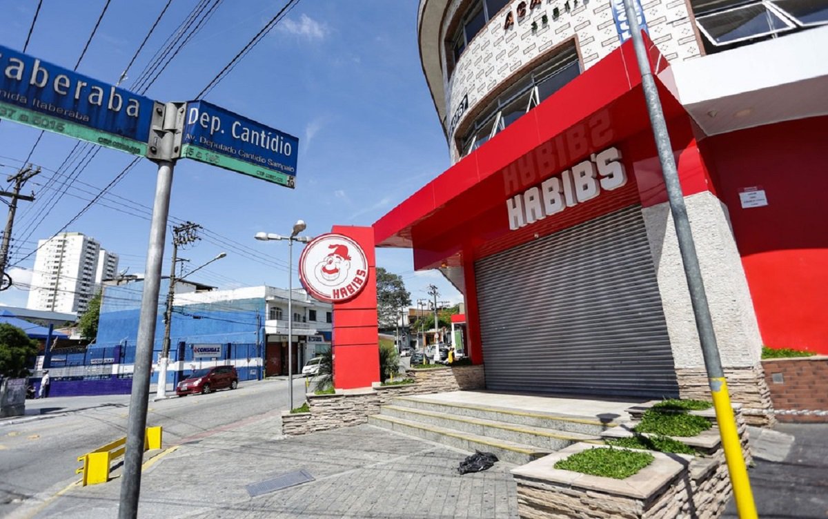 Familiares e amigos de João Victor, fecharam a avenida Itaberaba, em frente ao Habib's, onde seguranças são acusados de matar o menino de apenas 13 anos, no último dia 26 de fevereiro. A loja do Habib's foi fechada imediatamente após o início da manifestação. O protesto foi transmitido ao vivo, na página dos Jornalistas Livres, no Facebook (Foto: Fatima 247) Familiares e amigos de João Victor, fecharam a avenida Itaberaba, em frente ao Habib's, onde seguranças são acusados de matar o menino de apenas 13 anos, no último dia 26 de fevereiro. A loja do Habib's foi fechada imediatamente após o início da manifestação. O protesto foi transmitido ao vivo, na página dos Jornalistas Livres, no Facebook