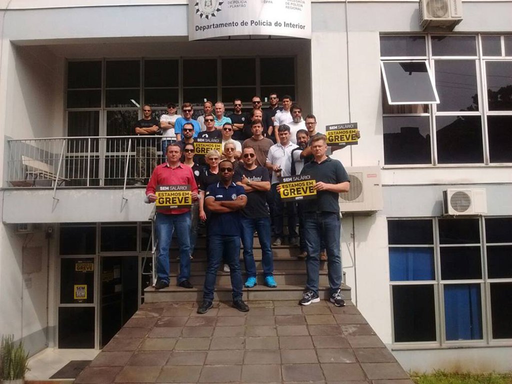 Ainda não há um balanço oficial sobre a adesão do primeiro dia de greve dos policiais civis no Rio Grande do Sul, nem pelo governo, nem pelo sindicato da categoria, mas o presidente da Ugeirm (Sindicato dos Escrivães, Inspetores e Investigadores da Policia Civil do RS ), Isaac Ortiz, fala em grande adesão em todas as regiões do Estado; “As informações que chegam é de grande mobilização”, diz; segundo Ortiz, a paralisação está demonstrando força porque trata-se de uma greve construída com toda a categoria e não de uma “invenção do sindicato”; “Esse descaso com a Segurança Pública do governo Sartori também foi construído”, afirma (Foto: Leonardo Lucena) Ainda não há um balanço oficial sobre a adesão do primeiro dia de greve dos policiais civis no Rio Grande do Sul, nem pelo governo, nem pelo sindicato da categoria, mas o presidente da Ugeirm (Sindicato dos Escrivães, Inspetores e Investigadores da Policia Civil do RS ), Isaac Ortiz, fala em grande adesão em todas as regiões do Estado; “As informações que chegam é de grande mobilização”, diz; segundo Ortiz, a paralisação está demonstrando força porque trata-se de uma greve construída com toda a categoria e não de uma “invenção do sindicato”; “Esse descaso com a Segurança Pública do governo Sartori também foi construído”, afirma