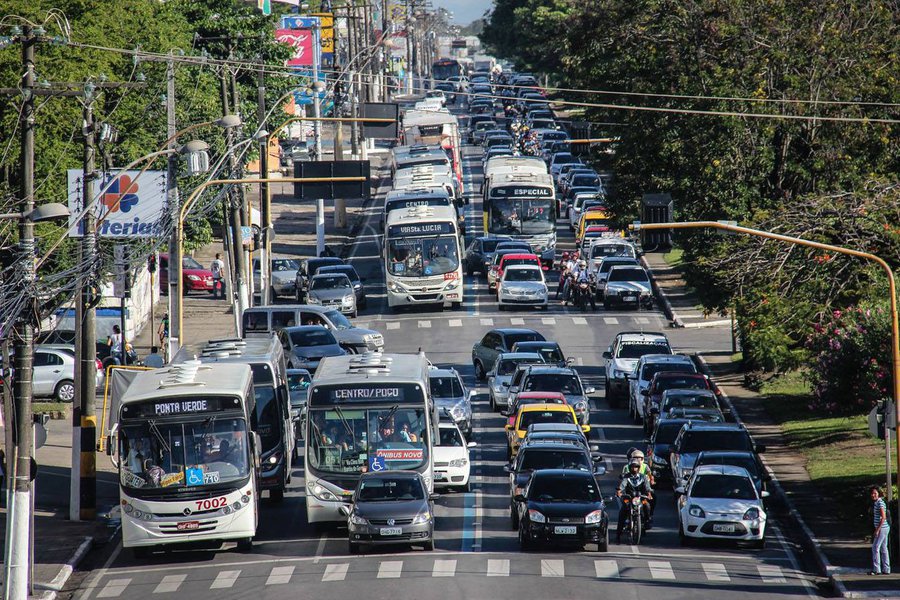 Dados do Núcleo de Estatística e Análise Criminal (Neac) da Secretaria de Estado da Segurança Pública (SSP/AL) apontam queda no percentual de roubos a coletivos em Maceió de mais de 60% no mês de março deste ano, comparado ao mesmo período de 2016; próximo passo no enfrentamento a esse tipo de violência será uma parceria com a Superintendência Municipal de Transportes e Trânsito de Maceió (SMTT) e o Sinttro visando identificar o teto dos coletivos para que o Grupamento Aéreo, após ser acionado, possa identificar o veículo cujos passageiros estejam sofrendo assalto (Foto: Voney Malta) Dados do Núcleo de Estatística e Análise Criminal (Neac) da Secretaria de Estado da Segurança Pública (SSP/AL) apontam queda no percentual de roubos a coletivos em Maceió de mais de 60% no mês de março deste ano, comparado ao mesmo período de 2016; próximo passo no enfrentamento a esse tipo de violência será uma parceria com a Superintendência Municipal de Transportes e Trânsito de Maceió (SMTT) e o Sinttro visando identificar o teto dos coletivos para que o Grupamento Aéreo, após ser acionado, possa identificar o veículo cujos passageiros estejam sofrendo assalto