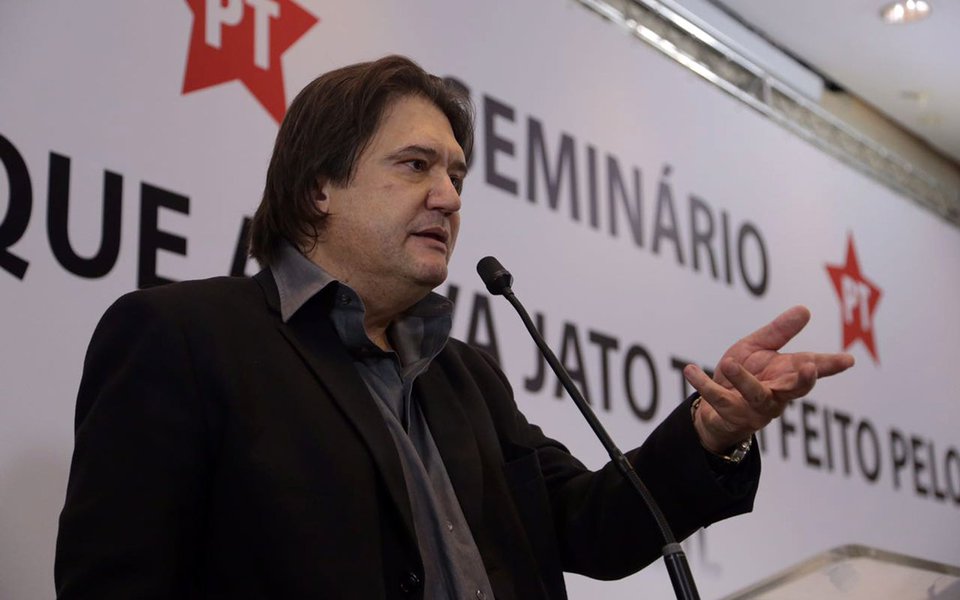 Para o jurista e professor de Direito Constitucional Pedro Serrano, embora Michel Temer ocupe a presidência de modo ilegítimo, o ambiente de banalização de denúncias contra a figura do presidente da República é mais preocupante do que o próprio Temer no cargo, além do uso de medidas judiciais de "exceção"; "O grande inimigo hoje são as medidas de exceção produzidas pelo sistema de justiça. Nem o Temer é adversário maior do que isso", avalia (Foto: Paulo Emílio) Para o jurista e professor de Direito Constitucional Pedro Serrano, embora Michel Temer ocupe a presidência de modo ilegítimo, o ambiente de banalização de denúncias contra a figura do presidente da República é mais preocupante do que o próprio Temer no cargo, além do uso de medidas judiciais de "exceção"; "O grande inimigo hoje são as medidas de exceção produzidas pelo sistema de justiça. Nem o Temer é adversário maior do que isso", avalia