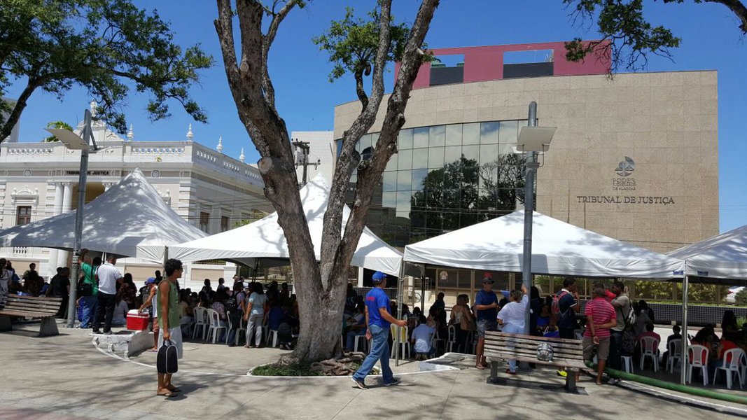 Após o Tribunal de Justiça (TJ) de Alagoas decretar a ilegalidade da mobilização, os servidores públicos do município de Maceió recuaram e suspenderam a greve que seria por tempo indeterminado; apesar do recuo, representantes das categorias vão apresentar os argumentos assim que o recesso do Poder Judiciário terminar; eles também vão manter a estratégia de pressão ao Executivo Municipal para que seja concedida a reposição salarial (Foto: Voney Malta) Após o Tribunal de Justiça (TJ) de Alagoas decretar a ilegalidade da mobilização, os servidores públicos do município de Maceió recuaram e suspenderam a greve que seria por tempo indeterminado; apesar do recuo, representantes das categorias vão apresentar os argumentos assim que o recesso do Poder Judiciário terminar; eles também vão manter a estratégia de pressão ao Executivo Municipal para que seja concedida a reposição salarial
