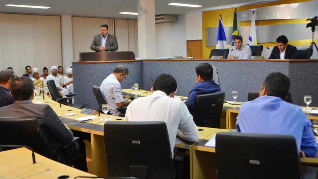 Os vereadores de Palmas aprovaram em primeiro turno a Proposta de Emenda à Lei Orgânica, instituindo a Emenda Impositiva ao Orçamento; se aprovada em segundo turno, o prefeito Carlos Amastha (PSB) e seus sucessores deverão garantir até o limite de 1,2% da Receita Corrente Líquida (RCL) do ano anterior para os 19 parlamentares; cada um terá direito a R$ 608.454,79, porque a RCL deste ano está estimada em R$ 963.386.755 (Foto: Leonardo Lucena) Os vereadores de Palmas aprovaram em primeiro turno a Proposta de Emenda à Lei Orgânica, instituindo a Emenda Impositiva ao Orçamento; se aprovada em segundo turno, o prefeito Carlos Amastha (PSB) e seus sucessores deverão garantir até o limite de 1,2% da Receita Corrente Líquida (RCL) do ano anterior para os 19 parlamentares; cada um terá direito a R$ 608.454,79, porque a RCL deste ano está estimada em R$ 963.386.755