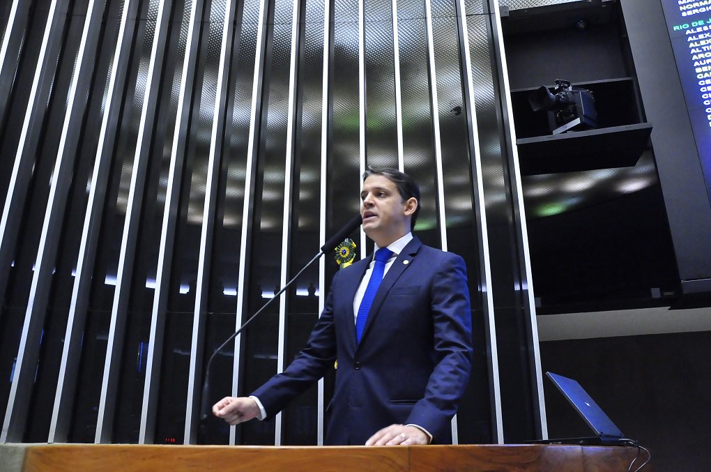 O deputado federal Thiago Peixoto (PSD-GO) usou a tribuna do plenário da Câmara dos Deputados nesta quinta-feira (20) para fazer uma defesa do governador Marconi Perillo; ele destacou a trajetória do governador, os avanços de Goiás ao longo dos mandatos dele; “Ele vai superar qualquer que seja a dificuldade, como tem feito em várias situações, e vai continuar a serviço da política, do Brasil e, mais do que isso, da sociedade”, disse o parlamentar, que acrescentou acreditar na justiça; “Ele tem coragem, tem resiliência para isso”, reforçou (Foto: José Barbacena) O deputado federal Thiago Peixoto (PSD-GO) usou a tribuna do plenário da Câmara dos Deputados nesta quinta-feira (20) para fazer uma defesa do governador Marconi Perillo; ele destacou a trajetória do governador, os avanços de Goiás ao longo dos mandatos dele; “Ele vai superar qualquer que seja a dificuldade, como tem feito em várias situações, e vai continuar a serviço da política, do Brasil e, mais do que isso, da sociedade”, disse o parlamentar, que acrescentou acreditar na justiça; “Ele tem coragem, tem resiliência para isso”, reforçou