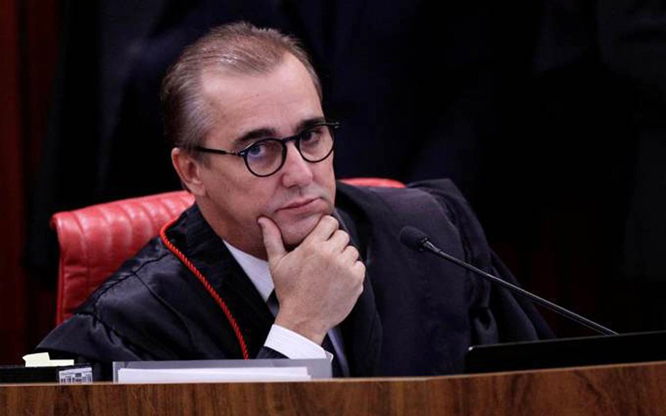 O ministro do TSE Admar Gonzaga enviou uma manifestação ao ministro do STF Celso de Mello para explicar as acusações de que teria agredido a mulher, Élida Souza Matos; "Não são fatos, mas a versão expressada por uma pessoa acometida de grave crise de ciúmes, e que havia degustado algumas taças de vinho a mais, sem o acompanhamento de adequada alimentação. Assim como agravante para a desestabilidade emocional, sucedeu-se a descoberta de doença autoimune, denominada esclerodermia, conforme já revelado em petição da própria requerente, muito atormentada pela exposição que estamos sofrendo", afirmou Admar (Foto: Leonardo Lucena) O ministro do TSE Admar Gonzaga enviou uma manifestação ao ministro do STF Celso de Mello para explicar as acusações de que teria agredido a mulher, Élida Souza Matos; "Não são fatos, mas a versão expressada por uma pessoa acometida de grave crise de ciúmes, e que havia degustado algumas taças de vinho a mais, sem o acompanhamento de adequada alimentação. Assim como agravante para a desestabilidade emocional, sucedeu-se a descoberta de doença autoimune, denominada esclerodermia, conforme já revelado em petição da própria requerente, muito atormentada pela exposição que estamos sofrendo", afirmou Admar