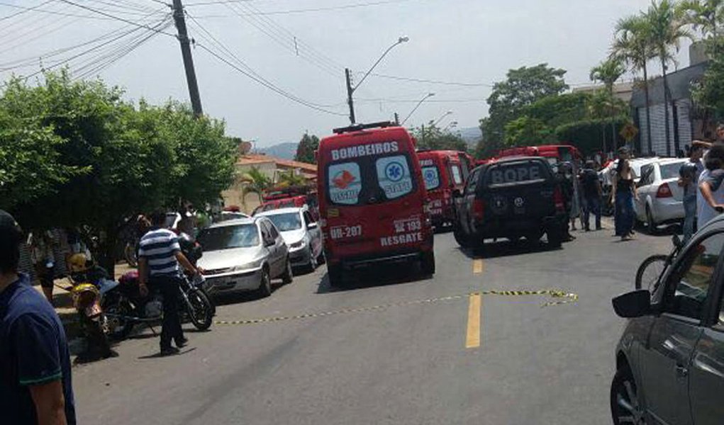 Ao menos duas crianças foram mortas durante um tiroteio dentro do Colégio Goyases, que fica na Rua Planalto no Conjunto Riviera, em Goiânia; atentado aconteceu no início da tarde desta sexta-feira (20); segundo o o Corpo de Bombeiros, ao menos sete pessoas foram feridas; viaturas do Corpo de Bombeiros e Samu foram acionadas para atender a ocorrência (Foto: Aquiles Lins) Ao menos duas crianças foram mortas durante um tiroteio dentro do Colégio Goyases, que fica na Rua Planalto no Conjunto Riviera, em Goiânia; atentado aconteceu no início da tarde desta sexta-feira (20); segundo o o Corpo de Bombeiros, ao menos sete pessoas foram feridas; viaturas do Corpo de Bombeiros e Samu foram acionadas para atender a ocorrência