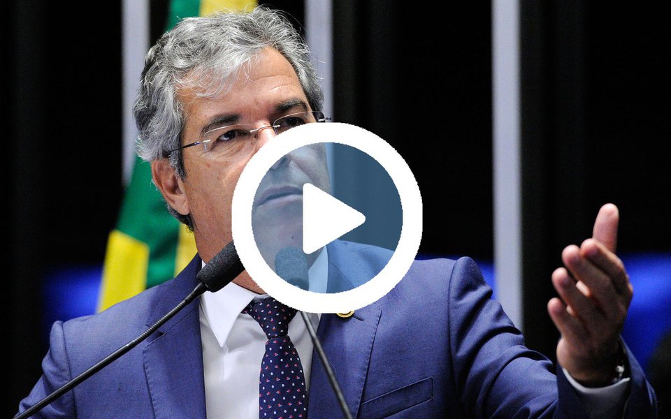 Senador Jorge Viana (PT-AC) subiu à tribuna do Senado para criticar o governo de Michel Temer, que estuda a venda de terras a estrangeiros, sem limite de área; “É um abuso! É um absurdo! Pela proposta do governo, um estrangeiro pode comprar até 40% do território de uma cidade”, denunciou; “Eu não sei onde o nosso país vai parar nessa marcha da insensatez”
(Foto: Aquiles Lins)
Senador Jorge Viana (PT-AC) subiu à tribuna do Senado para criticar o governo de Michel Temer, que estuda a venda de terras a estrangeiros, sem limite de área; “É um abuso! É um absurdo! Pela proposta do governo, um estrangeiro pode comprar até 40% do território de uma cidade”, denunciou; “Eu não sei onde o nosso país vai parar nessa marcha da insensatez”