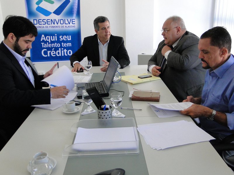 Através da Desenvolve, o governo de Alagoas liberou, de 2015 até agora, somente para o município de Inhapi, R$ 1 milhão e 200 mil em créditos para centenas de famílias que sobrevivem de suas plantações ou criações de Hortaliças, frutas, legumes, raízes, cereais, aves, ovinos e suínos que movimentam a economia local com a comercialização; as liberações de até R$ 15 mil ocorrem através das linhas Microcrédito e Grupo Produtivo, com taxa de 1% ao mês (Foto: Voney Malta) Através da Desenvolve, o governo de Alagoas liberou, de 2015 até agora, somente para o município de Inhapi, R$ 1 milhão e 200 mil em créditos para centenas de famílias que sobrevivem de suas plantações ou criações de Hortaliças, frutas, legumes, raízes, cereais, aves, ovinos e suínos que movimentam a economia local com a comercialização; as liberações de até R$ 15 mil ocorrem através das linhas Microcrédito e Grupo Produtivo, com taxa de 1% ao mês