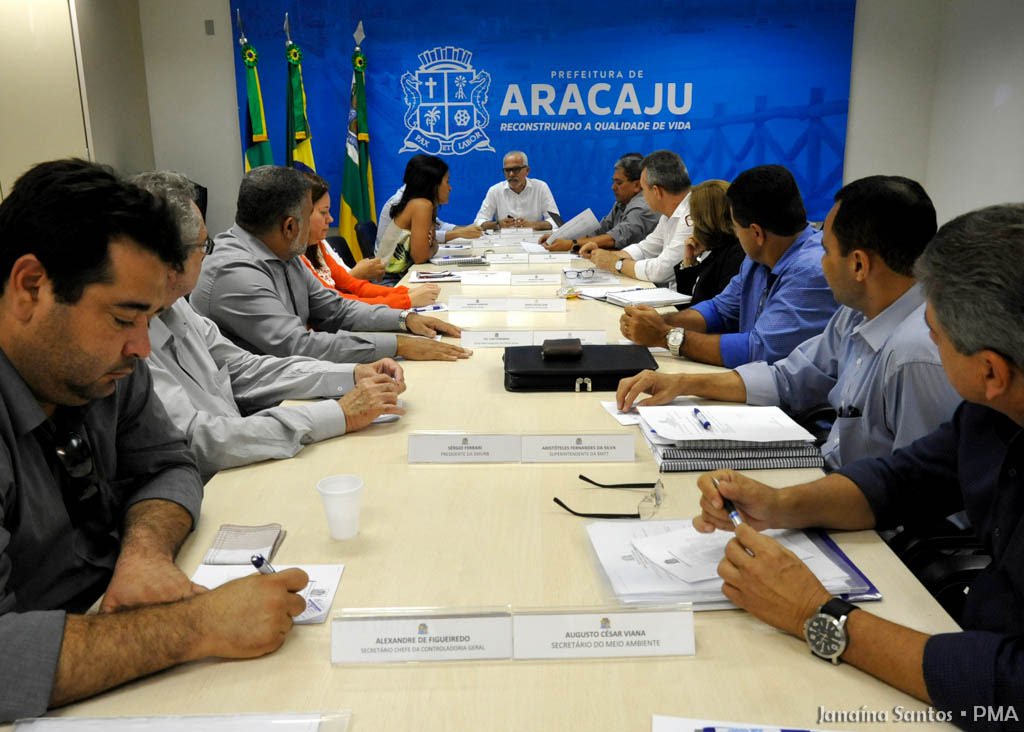 O prefeito de Aracaju, Edvaldo Nogueira, discutiu o andamento do Planejamento Estratégico de Aracaju com todo o secretariado na tarde desta sexta-feira (27); na reunião, foi feito um balanço das ações dos primeiros nove meses do seu governo e a equipe discutiu o cronograma de atividades dos próximos meses; ""Saímos da fase do debate. Agora é o momento de colocar em prática, é o momento de transformar o nosso sonho em realidade. Temos 65 projetos definidos, que se dividem em mais de 400 ações", disse o prefeito (Foto: Charles Nisz) O prefeito de Aracaju, Edvaldo Nogueira, discutiu o andamento do Planejamento Estratégico de Aracaju com todo o secretariado na tarde desta sexta-feira (27); na reunião, foi feito um balanço das ações dos primeiros nove meses do seu governo e a equipe discutiu o cronograma de atividades dos próximos meses; ""Saímos da fase do debate. Agora é o momento de colocar em prática, é o momento de transformar o nosso sonho em realidade. Temos 65 projetos definidos, que se dividem em mais de 400 ações", disse o prefeito