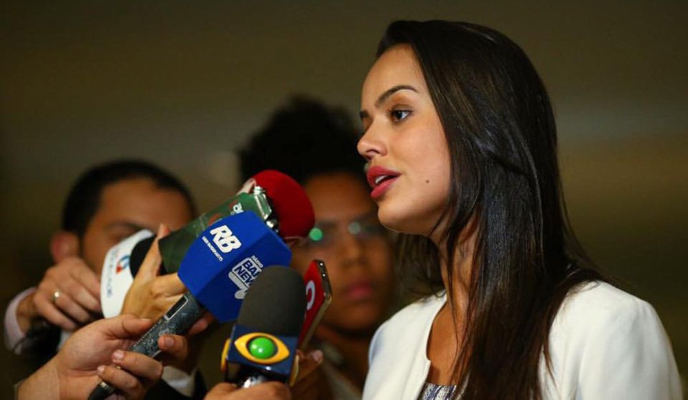 Deputada Shéridan (PSDB-RR) teve os bens bloqueados por ela ter utilizado, em 2010, um avião do governo de Roraima para levar o cantor Mc Sapão para cantar em sua festa de aniversário; o ex-marido da parlamentar e ex-governador de Roraima José de Anchieta Júnior e o ex-secretário da Casa Militar de Roraima Edison Prola também tiveram seus bens bloqueados, informa reportagem de George Marques no site The Intercept (Foto: Paulo Emílio) Deputada Shéridan (PSDB-RR) teve os bens bloqueados por ela ter utilizado, em 2010, um avião do governo de Roraima para levar o cantor Mc Sapão para cantar em sua festa de aniversário; o ex-marido da parlamentar e ex-governador de Roraima José de Anchieta Júnior e o ex-secretário da Casa Militar de Roraima Edison Prola também tiveram seus bens bloqueados, informa reportagem de George Marques no site The Intercept