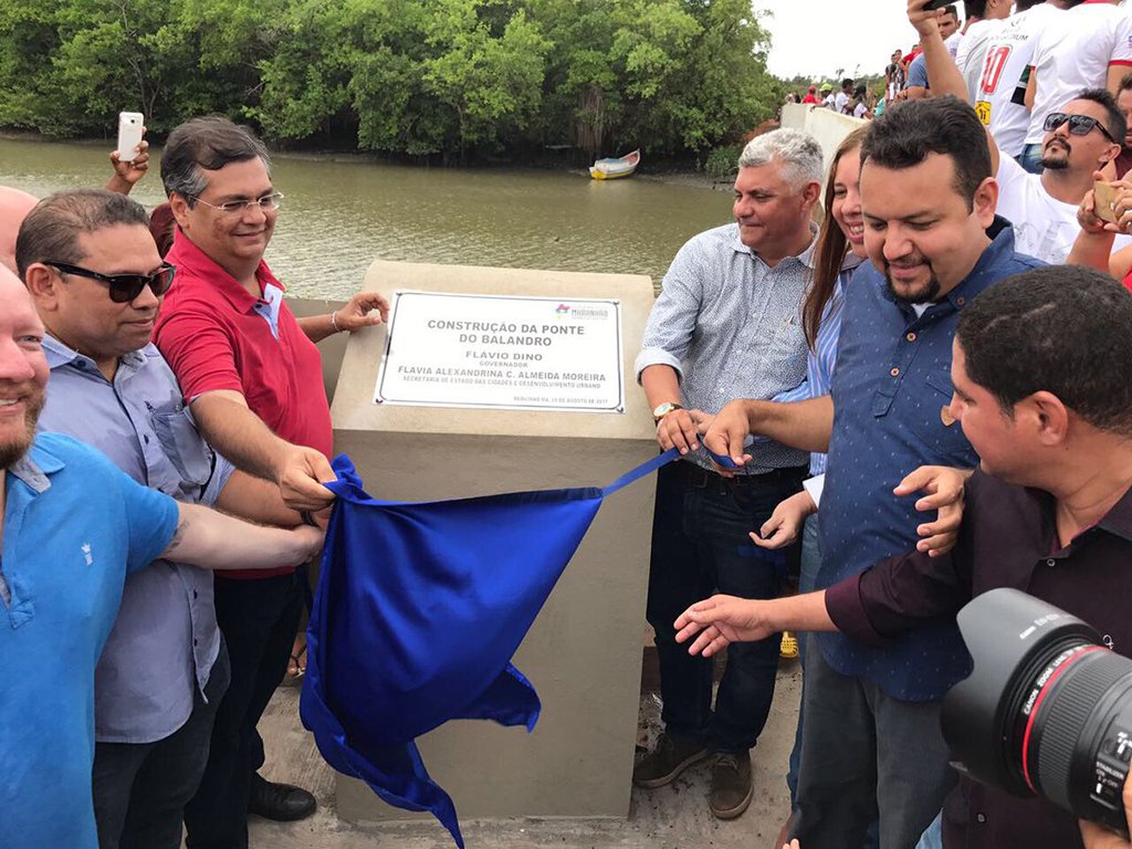 O governador Flávio Dino inaugurou, em Bequimão, a lendária Ponte do Balandro, sonho de décadas da população local, e, que, no passado, por muitos anos, foi usada como promessa eleitoreira; a obra vai interligar 18 comunidades rurais de Bequimão e garantirá o conforto e a dignidade das famílias, além da atividade econômica, comércio e produção; o governo estadual entregou uma unidade do CRAS, sistemas de abastecimento de água, uniformes escolares e certificação de alunos da Unidade Vocacional do Instituto de Educação, Ciência e Tecnologia (IEMA) (Foto: Leonardo Lucena) O governador Flávio Dino inaugurou, em Bequimão, a lendária Ponte do Balandro, sonho de décadas da população local, e, que, no passado, por muitos anos, foi usada como promessa eleitoreira; a obra vai interligar 18 comunidades rurais de Bequimão e garantirá o conforto e a dignidade das famílias, além da atividade econômica, comércio e produção; o governo estadual entregou uma unidade do CRAS, sistemas de abastecimento de água, uniformes escolares e certificação de alunos da Unidade Vocacional do Instituto de Educação, Ciência e Tecnologia (IEMA)