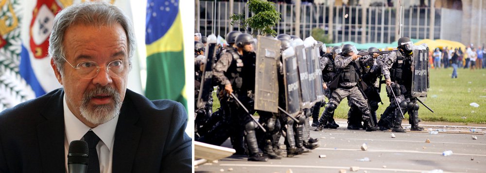 Rejeitado por quase 100% dos brasileiros e investigado por corrupção, Michel Temer convocou o Exército; o recado foi dado pelo ministro da Defesa, Raul Jungmann, em coletiva de imprensa após a manifestação em Brasília contra as reformas do governo, que foi reprimida pela polícia com bombas e spray de pimenta; manifestantes fizeram uma barricada, jogaram pedras e pintaram paredes dos prédios dos ministérios, que foram evacuados; segundo Jungmann, Temer disse que não irá aceitar baderna; em nota, o secretário-geral da Confederação Nacional dos Bispos do Brasil pediu a renúncia de Temer e disse que ele não tem condições éticas de governar o País (Foto: Gisele Federicce) Rejeitado por quase 100% dos brasileiros e investigado por corrupção, Michel Temer convocou o Exército; o recado foi dado pelo ministro da Defesa, Raul Jungmann, em coletiva de imprensa após a manifestação em Brasília contra as reformas do governo, que foi reprimida pela polícia com bombas e spray de pimenta; manifestantes fizeram uma barricada, jogaram pedras e pintaram paredes dos prédios dos ministérios, que foram evacuados; segundo Jungmann, Temer disse que não irá aceitar baderna; em nota, o secretário-geral da Confederação Nacional dos Bispos do Brasil pediu a renúncia de Temer e disse que ele não tem condições éticas de governar o País