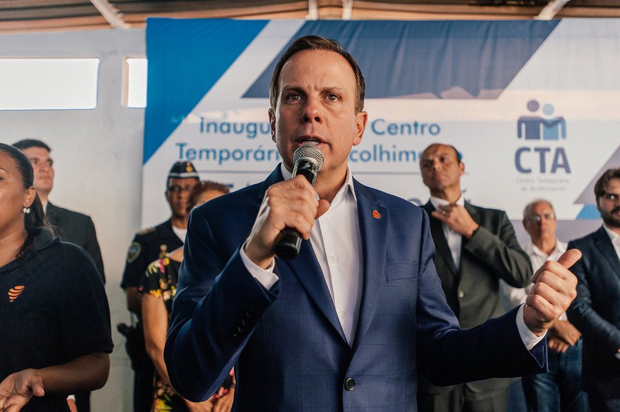Os dirigentes do DEM saíram do jantar oferecido a eles por João Doria (PSDB-SP), na sexta (22), em SP, convencidos de que o prefeito é candidato a presidente, sem chance de recuar; segundo a jornalista Monica Bergamo, a fala de integrantes da equipe do prefeito paulistano nas rodas do encontro contribuíram para a certeza. "Na avaliação de um dos convidados, a chance de Doria ser candidato é de "300%". Dentro ou fora da legenda tucana", diz Bergamo (Foto: Aquiles Lins) Os dirigentes do DEM saíram do jantar oferecido a eles por João Doria (PSDB-SP), na sexta (22), em SP, convencidos de que o prefeito é candidato a presidente, sem chance de recuar; segundo a jornalista Monica Bergamo, a fala de integrantes da equipe do prefeito paulistano nas rodas do encontro contribuíram para a certeza. "Na avaliação de um dos convidados, a chance de Doria ser candidato é de "300%". Dentro ou fora da legenda tucana", diz Bergamo