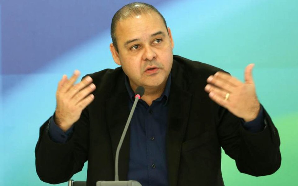 Presidente da CUT, Vagner Freitas, critica o model proposto na reforma política pelo qual se elegem os mais votados para o parlamento; "Não é reforma política, é estelionato eleitoral, uma falcatrua que não podemos tolerar", disse Freitas, em artigo em seu blog; "Se for aprovada do jeito que está sendo proposta pelo PMDB, PSDB e DEM, a nova regra beneficiará única e exclusivamente os atuais parlamentares, em especial os envolvidos em corrupção, alinhados com o capital, que votam sempre contra os interesses da classe trabalhadora", acrescenta (Foto: Aquiles Lins) Presidente da CUT, Vagner Freitas, critica o model proposto na reforma política pelo qual se elegem os mais votados para o parlamento; "Não é reforma política, é estelionato eleitoral, uma falcatrua que não podemos tolerar", disse Freitas, em artigo em seu blog; "Se for aprovada do jeito que está sendo proposta pelo PMDB, PSDB e DEM, a nova regra beneficiará única e exclusivamente os atuais parlamentares, em especial os envolvidos em corrupção, alinhados com o capital, que votam sempre contra os interesses da classe trabalhadora", acrescenta
