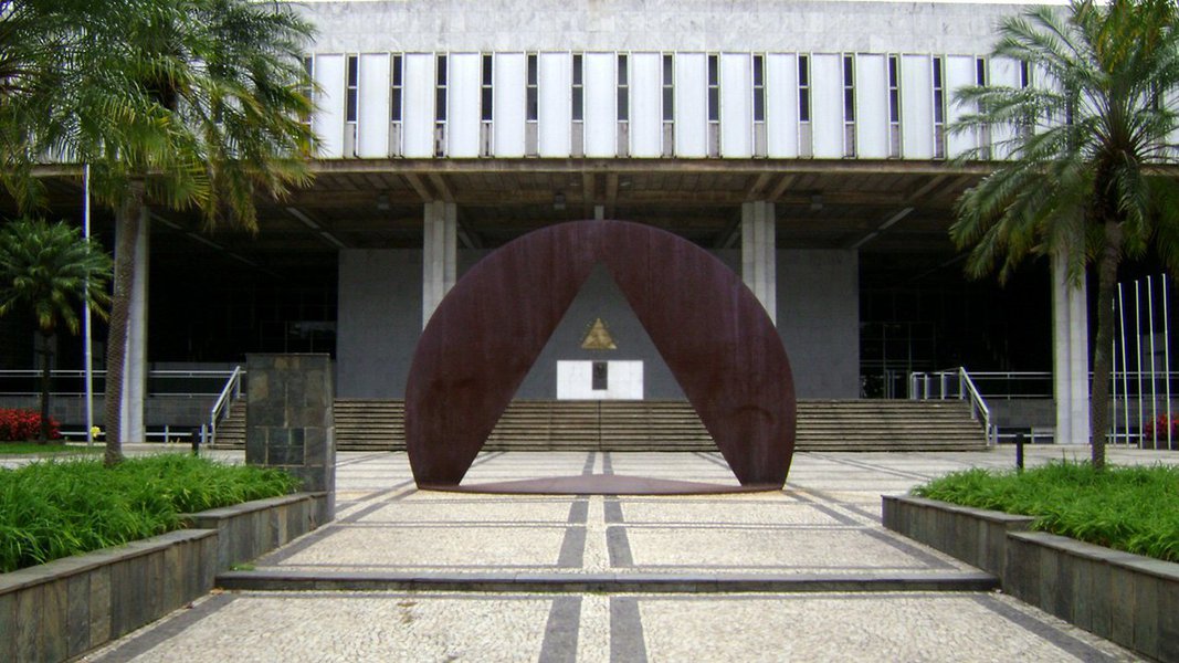 O governo de Minas enviou à Assembleia Legislativa (ALMG) o Projeto de Lei Orçamentária Anual (PLOA) para o exercício de 2018, por meio do qual são estimadas as receitas e fixadas as despesas do Orçamento Fiscal e do Orçamento de Investimento das Empresas Controladas pelo Estado; o orçamento fiscal proposto para 2018 estima a receita em R$ 92,4 bilhões e fixa a despesa em R$ 100,6 bilhões; do total da receita fiscal prevista, as receitas correntes somam R$ 87,6 com as deduções da ordem de R$ 9,0 bilhões; já as receitas de capital estão estimadas em R$ 818,8 milhões (Foto: Leonardo Lucena) O governo de Minas enviou à Assembleia Legislativa (ALMG) o Projeto de Lei Orçamentária Anual (PLOA) para o exercício de 2018, por meio do qual são estimadas as receitas e fixadas as despesas do Orçamento Fiscal e do Orçamento de Investimento das Empresas Controladas pelo Estado; o orçamento fiscal proposto para 2018 estima a receita em R$ 92,4 bilhões e fixa a despesa em R$ 100,6 bilhões; do total da receita fiscal prevista, as receitas correntes somam R$ 87,6 com as deduções da ordem de R$ 9,0 bilhões; já as receitas de capital estão estimadas em R$ 818,8 milhões