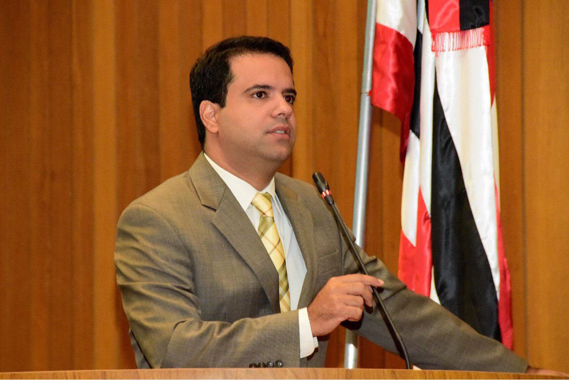 O deputado Edilázio Júnior, ao defender seu projeto seu regularização estadual do Uber, fez uma grave acusação contra os vereadores de São Luís, sem citar nomes; o deputado falou em “grande máfia de placas vermelhas”; “Os vereadores em São Luís alguns não têm interesse em aprovar por quê? Porque consegue placa vermelha para cabo eleitoral, negocia placa vermelha” (Foto: Leonardo Lucena) O deputado Edilázio Júnior, ao defender seu projeto seu regularização estadual do Uber, fez uma grave acusação contra os vereadores de São Luís, sem citar nomes; o deputado falou em “grande máfia de placas vermelhas”; “Os vereadores em São Luís alguns não têm interesse em aprovar por quê? Porque consegue placa vermelha para cabo eleitoral, negocia placa vermelha”