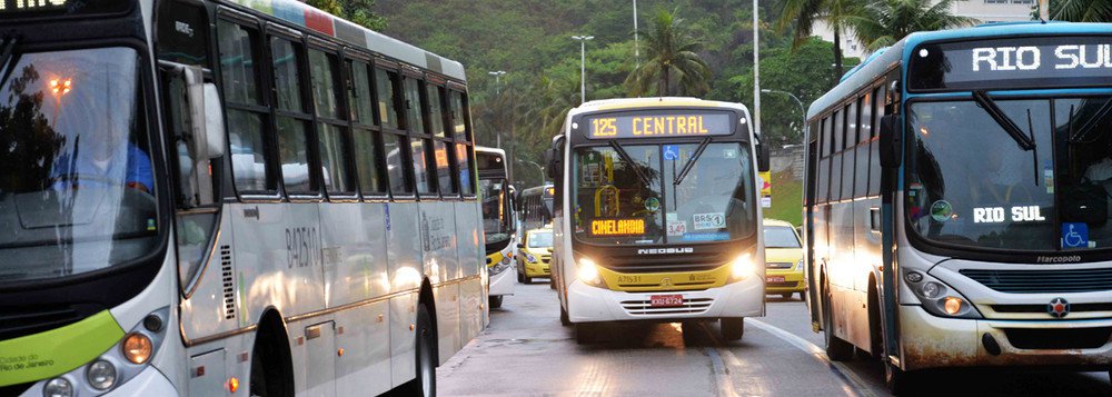 A Justiça autorizou, em caráter liminar, o aumento das passagens de ônibus na cidade do Rio; com a decisão, o valor da passagem passará de R$ 3,80 para R$ 3,95; a prefeitura do Rio se posicionou contra o aumento da tarifa, alegando que as empresas de transporte não cumpriram decisão judicial de garantir ar-condicionado em 100% da frota e que a implantação dos corredores de ônibus, chamados de BRT, geraram uma redução de custos para os empresários (Foto: Leonardo Lucena) A Justiça autorizou, em caráter liminar, o aumento das passagens de ônibus na cidade do Rio; com a decisão, o valor da passagem passará de R$ 3,80 para R$ 3,95; a prefeitura do Rio se posicionou contra o aumento da tarifa, alegando que as empresas de transporte não cumpriram decisão judicial de garantir ar-condicionado em 100% da frota e que a implantação dos corredores de ônibus, chamados de BRT, geraram uma redução de custos para os empresários