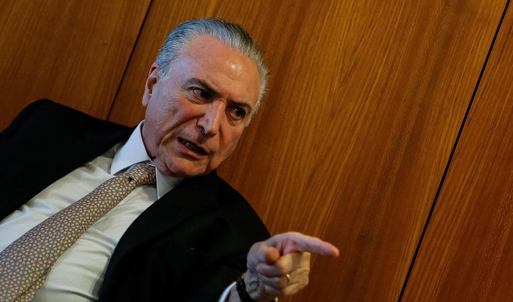 Planilha apresentada pelos delatores da Odebrecht Marcio Faria e Rogério Araújo que pode comprovar a negociação, feita por Michel Temer em seu escritório político em São Paulo, de US$ 40 milhões em propina para o PMDB é mais um capítulo a reforçar as investigações contra o peemedebista alçado à Presidência por um golpe parlamentar; pagamentos começaram em 21 de julho de 2010, seis dias depois da reunião no escritório de Temer; projeto que resultou no contrato foi concebido na Diretoria Internacional da Petrobras, na época comandada por Jorge Zelada, indicado para o cargo em 2008 pela bancada de deputados do PMDB, da qual Temer liderava (Foto: Aquiles Lins) Planilha apresentada pelos delatores da Odebrecht Marcio Faria e Rogério Araújo que pode comprovar a negociação, feita por Michel Temer em seu escritório político em São Paulo, de US$ 40 milhões em propina para o PMDB é mais um capítulo a reforçar as investigações contra o peemedebista alçado à Presidência por um golpe parlamentar; pagamentos começaram em 21 de julho de 2010, seis dias depois da reunião no escritório de Temer; projeto que resultou no contrato foi concebido na Diretoria Internacional da Petrobras, na época comandada por Jorge Zelada, indicado para o cargo em 2008 pela bancada de deputados do PMDB, da qual Temer liderava