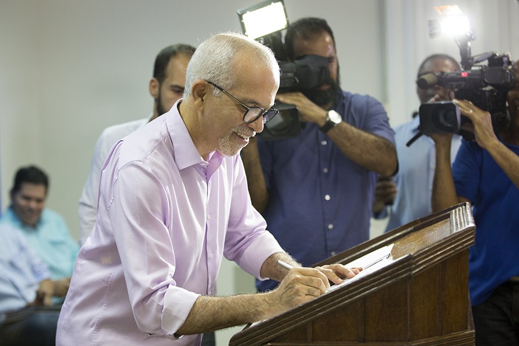 O prefeito Edvaldo Nogueira assinou o projeto de lei que revoga o aumento anual de 30% do Imposto Predial Territorial Urbano (IPTU) de Aracaju; o chefe do executivo municipal também anunciou que, pela nova lei, ficará estabelecido um desconto de 15% no valor venal de todos os imóveis da cidade; de acordo com a prefeitura, a proposta de mudança na legislação normatiza os futuros reajustes do imposto com uma correção de até 5% mais a variação inflacionária (Foto: Leonardo Lucena) O prefeito Edvaldo Nogueira assinou o projeto de lei que revoga o aumento anual de 30% do Imposto Predial Territorial Urbano (IPTU) de Aracaju; o chefe do executivo municipal também anunciou que, pela nova lei, ficará estabelecido um desconto de 15% no valor venal de todos os imóveis da cidade; de acordo com a prefeitura, a proposta de mudança na legislação normatiza os futuros reajustes do imposto com uma correção de até 5% mais a variação inflacionária