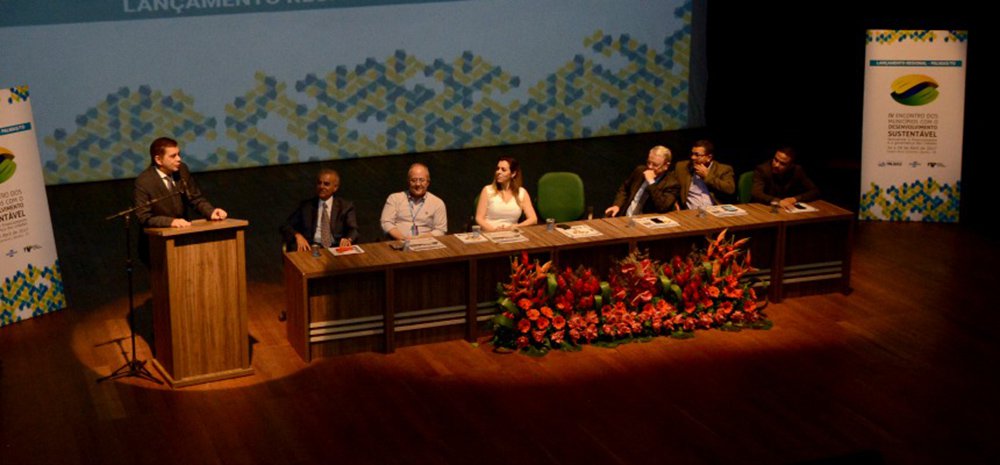 O prefeito de Palmas, Carlos Amastha, negou que políticos presentes no evento da Frente Nacional de Prefeitos (FNP), na capital tocantinense, compareceram para apoiar o gestor; “Estamos discutindo algo maior, que o futuro deste País”, defendeu; “Acho de fundamental importância a gente aproveitar esse vácuo de lideranças que está acontecendo no Brasil, e que os municípios abocanhem grande parte deste vácuo”, acrescentou (Foto: Leonardo Lucena) O prefeito de Palmas, Carlos Amastha, negou que políticos presentes no evento da Frente Nacional de Prefeitos (FNP), na capital tocantinense, compareceram para apoiar o gestor; “Estamos discutindo algo maior, que o futuro deste País”, defendeu; “Acho de fundamental importância a gente aproveitar esse vácuo de lideranças que está acontecendo no Brasil, e que os municípios abocanhem grande parte deste vácuo”, acrescentou