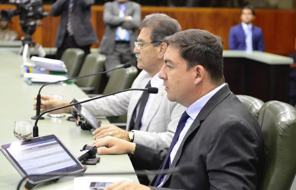 O presidente da Assembleia Legislativa, Josee Vitti (PSDB), comandou nesta terça-feira, no plenário da Casa, a aprovação de sete projetos de lei que contemplam a Educação estadual e seus servidores; entre os principais estão o reajusta salarial para a categoria e pagamento de auxílio-alimentação no valor de R$ 500; governador Marconi Perillo havia garantido que os benefícios serão pagos na folha salarial de junho (Foto: José Barbacena) O presidente da Assembleia Legislativa, Josee Vitti (PSDB), comandou nesta terça-feira, no plenário da Casa, a aprovação de sete projetos de lei que contemplam a Educação estadual e seus servidores; entre os principais estão o reajusta salarial para a categoria e pagamento de auxílio-alimentação no valor de R$ 500; governador Marconi Perillo havia garantido que os benefícios serão pagos na folha salarial de junho