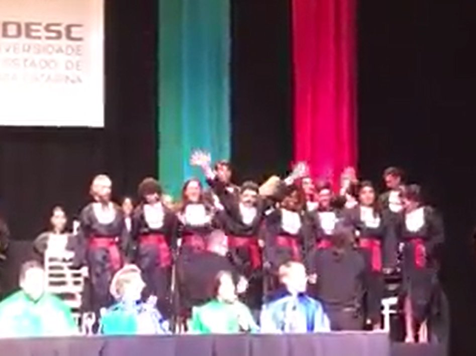Formandos de uma turma da Universidade do Estado de Santa Catarina fizeram um improviso inusitado no juramento de sua profissão; "Entendemos que o processo educacional se fundamenta no pensar", dizia o orador da turma quando deu a deixa; "Portanto": 'Fora Temer', gritaram os colegas em uníssono; assista (Foto: Romulo Faro) Formandos de uma turma da Universidade do Estado de Santa Catarina fizeram um improviso inusitado no juramento de sua profissão; "Entendemos que o processo educacional se fundamenta no pensar", dizia o orador da turma quando deu a deixa; "Portanto": 'Fora Temer', gritaram os colegas em uníssono; assista