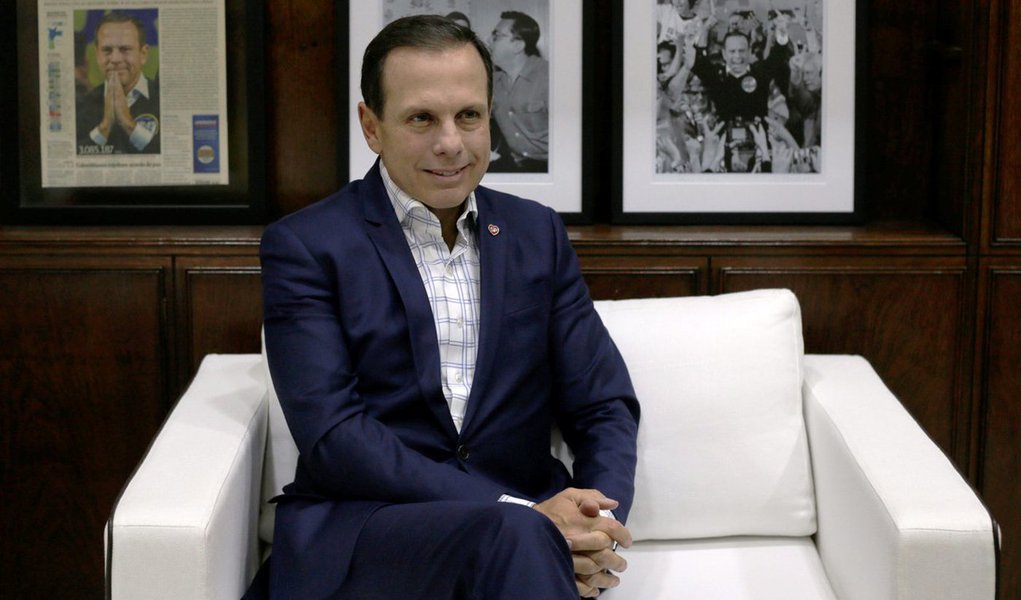 O prefeito da cidade de São Paulo, João Dória (PSDB), em sua agenda de presidenciável desembarca em Maceió no final da manhã desta sexta-feira (27) para receber uma homenagem; o título de Cidadão Honorário aprovado pela Câmara Municipal - e questionado por várias entidades e maceioenses que colocam em xeque "o serviço ou a ação que o prefeito de São Paulo fez pela cidade de Maceió" - será recebido reservadamente; apesar da vinda de Dória estar sendo apresentada como "uma iniciativa do setor produtivo", os presidentes da Federação das Indústrias do Estado de Alagoas (Fiea) e da Federação do Comércio de Alagoas (Fecomércio) negaram qualquer relação com o fato (Foto: Voney Malta) O prefeito da cidade de São Paulo, João Dória (PSDB), em sua agenda de presidenciável desembarca em Maceió no final da manhã desta sexta-feira (27) para receber uma homenagem; o título de Cidadão Honorário aprovado pela Câmara Municipal - e questionado por várias entidades e maceioenses que colocam em xeque "o serviço ou a ação que o prefeito de São Paulo fez pela cidade de Maceió" - será recebido reservadamente; apesar da vinda de Dória estar sendo apresentada como "uma iniciativa do setor produtivo", os presidentes da Federação das Indústrias do Estado de Alagoas (Fiea) e da Federação do Comércio de Alagoas (Fecomércio) negaram qualquer relação com o fato