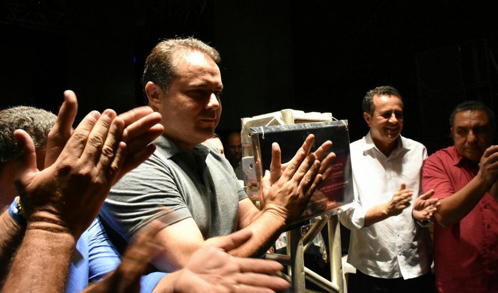 Nos três dias da oitava edição do Governo Presente, que contemplou os municípios de Piranhas, Delmiro Gouveia, Olho D'água do Casado, Canapi, Inhapi, Mata Grande, Pariconha e Água Branca, no Sertão de Alagoas, 38 quilômetros de rodovia completamente recuperados foram inaugurados e outros 26 tiveram ordens de serviço assinadas pelo governador Renan Filho; "Nós estamos fazendo o maior conjunto de investimentos que o Sertão de Alagoas já viu, com novas estradas, melhorias na Saúde, na Educação e na Segurança Pública", disse o governador (Foto: Voney Malta) Nos três dias da oitava edição do Governo Presente, que contemplou os municípios de Piranhas, Delmiro Gouveia, Olho D'água do Casado, Canapi, Inhapi, Mata Grande, Pariconha e Água Branca, no Sertão de Alagoas, 38 quilômetros de rodovia completamente recuperados foram inaugurados e outros 26 tiveram ordens de serviço assinadas pelo governador Renan Filho; "Nós estamos fazendo o maior conjunto de investimentos que o Sertão de Alagoas já viu, com novas estradas, melhorias na Saúde, na Educação e na Segurança Pública", disse o governador
