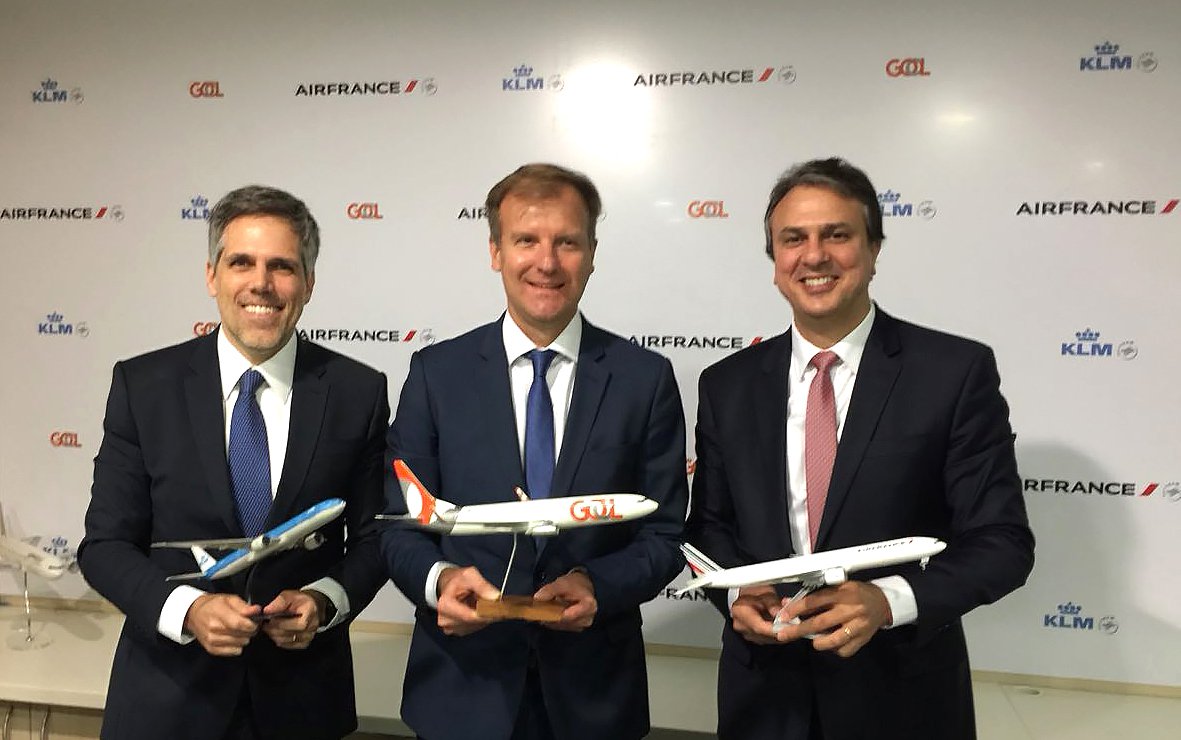 O governador Camilo Santana anunciou há pouco, em transmissão ao vivo, na sua página oficial no Facebook, que Fortaleza foi escolhida para sediar o centro de conexões de voos (HUB) da Air France-KLM e Gol; "Grande notícia para o Estado do Ceará. Fortaleza foi escolhida para sediar o Hub da Air France/KLM/Gol. O anúncio foi feito há pouco, aqui em SP. Inicialmente serão cinco voos semanais diretos para Paris e Amsterdã. Ainda teremos o reforço de vários voos nacionais da Gol para atender a demanda de passageiros de outros estados que usarão nossa cidade como ponto de conexão para chegar à Europa", disse Santana; disputavam o investimento com Fortaleza, Recife e Salvador
(Foto: Fatima 247) O governador Camilo Santana anunciou há pouco, em transmissão ao vivo, na sua página oficial no Facebook, que Fortaleza foi escolhida para sediar o centro de conexões de voos (HUB) da Air France-KLM e Gol; "Grande notícia para o Estado do Ceará. Fortaleza foi escolhida para sediar o Hub da Air France/KLM/Gol. O anúncio foi feito há pouco, aqui em SP. Inicialmente serão cinco voos semanais diretos para Paris e Amsterdã. Ainda teremos o reforço de vários voos nacionais da Gol para atender a demanda de passageiros de outros estados que usarão nossa cidade como ponto de conexão para chegar à Europa", disse Santana; disputavam o investimento com Fortaleza, Recife e Salvador