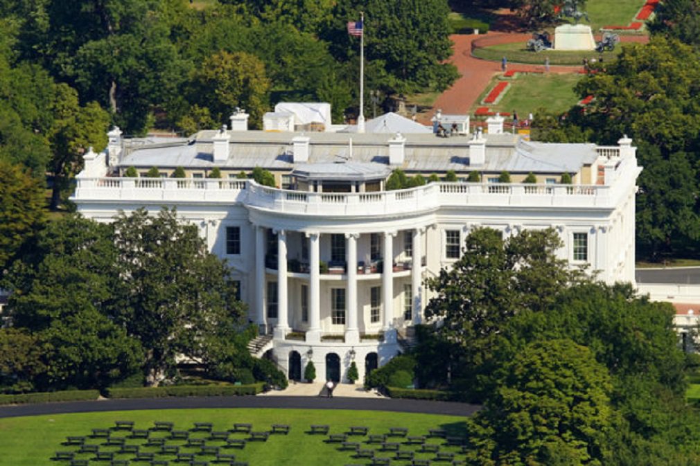Um intruso que carregava uma mochila foi preso após escalar uma cerca e entrar no terreno da Casa Branca, informou neste sábado o Serviço Secreto dos Estados Unidos, na mais recente quebra da segurança na residência oficial presidencial norte-americana; presidente Donald Trump estava dentro da Casa Branca quando o homem escalou a cerca do complexo; Trump não correu qualquer tipo de perigo durante o incidente, relatou a rede CNN (Foto: José Barbacena) Um intruso que carregava uma mochila foi preso após escalar uma cerca e entrar no terreno da Casa Branca, informou neste sábado o Serviço Secreto dos Estados Unidos, na mais recente quebra da segurança na residência oficial presidencial norte-americana; presidente Donald Trump estava dentro da Casa Branca quando o homem escalou a cerca do complexo; Trump não correu qualquer tipo de perigo durante o incidente, relatou a rede CNN