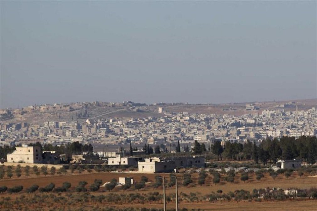 Pelo menos 42 pessoas, em sua maioria rebeldes sírios, morreram em um atentado com carro-bomba ao nordeste de Al-Bab, reduto do grupo Estado Islâmico, retomado na véspera das mãos dos extremistas, segundo informou nesta sexta-feira (24) a organização não-governamental Observatório Sírio dos Direitos Humanos; os rebeldes sírios, apoiados pela Turquia, conquistaram na quinta-feira (23) a cidade; os dois quartéis-generais dos rebeldes ficam próximos um do outro (Foto: José Barbacena) Pelo menos 42 pessoas, em sua maioria rebeldes sírios, morreram em um atentado com carro-bomba ao nordeste de Al-Bab, reduto do grupo Estado Islâmico, retomado na véspera das mãos dos extremistas, segundo informou nesta sexta-feira (24) a organização não-governamental Observatório Sírio dos Direitos Humanos; os rebeldes sírios, apoiados pela Turquia, conquistaram na quinta-feira (23) a cidade; os dois quartéis-generais dos rebeldes ficam próximos um do outro