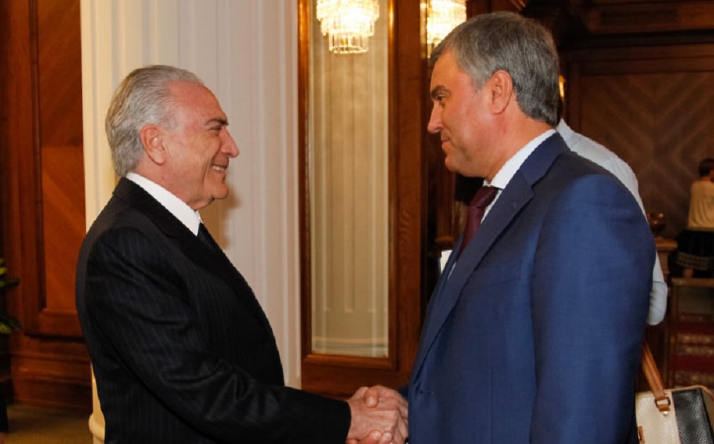 Em visita à Rússia, Michel Temer elogiou papel do Congresso brasileiro no seu governo; as palavras do peemedebista aparecem no momento em que os parlamentares aguardam uma denúncia contra o Temer dentro da Operação Lava Jato; "Eu fiz um governo semiparlamentarista, com 90% dos ministros oriundos do Parlamento", disse Temer nesta terça, em encontro com o presidente da Duma, a Casa baixa do Parlamento russo, Viacheslav Volodin; Temer citou a existência de 28 partidos no Congresso, emendando que 21 deles apoiam o Planalto; sem falar diretamente no agravamento da crise política ou citar a JBS, Temer disse ainda que "fatos desprezíveis" tentam impedir o crescimento da economia (Foto: José Barbacena) Em visita à Rússia, Michel Temer elogiou papel do Congresso brasileiro no seu governo; as palavras do peemedebista aparecem no momento em que os parlamentares aguardam uma denúncia contra o Temer dentro da Operação Lava Jato; "Eu fiz um governo semiparlamentarista, com 90% dos ministros oriundos do Parlamento", disse Temer nesta terça, em encontro com o presidente da Duma, a Casa baixa do Parlamento russo, Viacheslav Volodin; Temer citou a existência de 28 partidos no Congresso, emendando que 21 deles apoiam o Planalto; sem falar diretamente no agravamento da crise política ou citar a JBS, Temer disse ainda que "fatos desprezíveis" tentam impedir o crescimento da economia
