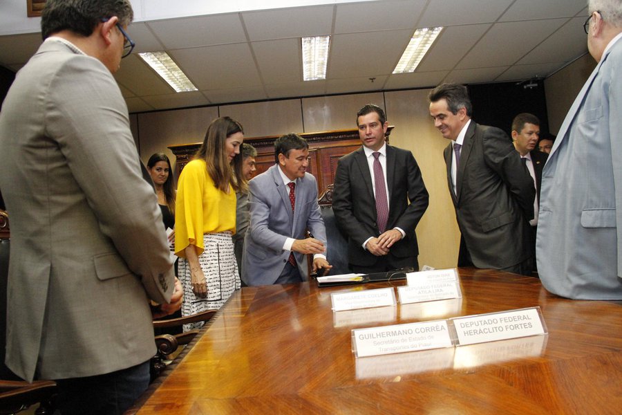 Com cerca de R$ 23 milhões previstos para execução, a infraestrutura pública deverá ser entregue em um ano e meio; segundo o governador Wellington Dias, “nós estamos falando de um aeroporto na região que mais cresce no Brasil. Cresce pela produção de alimentos, milho, arroz, soja, algodão, a produção de vegetal como eucalipto e de frutas e pelo comércio atacadista, comércio varejista e pela mineração. Nessa região que abriga as primeiras bases de energia eólica e energia solar. Ou seja, tudo isso movimenta um mundo de pessoas de outros países e outros estados, além da própria população”; a pista que terá 1.200 metros de extensão, 30m de largura e casa de passageiros, será homologada para aviões de até 50 passageiros (Foto: Leonardo Lucena) Com cerca de R$ 23 milhões previstos para execução, a infraestrutura pública deverá ser entregue em um ano e meio; segundo o governador Wellington Dias, “nós estamos falando de um aeroporto na região que mais cresce no Brasil. Cresce pela produção de alimentos, milho, arroz, soja, algodão, a produção de vegetal como eucalipto e de frutas e pelo comércio atacadista, comércio varejista e pela mineração. Nessa região que abriga as primeiras bases de energia eólica e energia solar. Ou seja, tudo isso movimenta um mundo de pessoas de outros países e outros estados, além da própria população”; a pista que terá 1.200 metros de extensão, 30m de largura e casa de passageiros, será homologada para aviões de até 50 passageiros