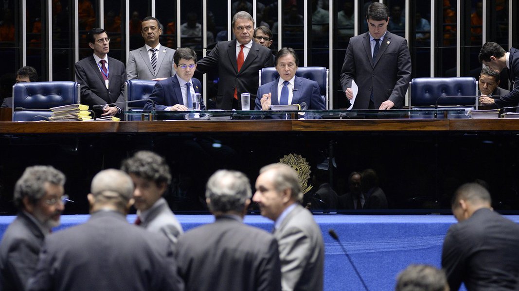 O Plenário do Senado aprovou nesta quarta-feira 31 a proposta de emenda constitucional (PEC) que extingue o foro especial por prerrogativa de função para autoridades federais; proposta acaba com o foro privilegiado em caso de crimes comuns para deputados, senadores, ministros de estado, governadores, ministros de tribunais superiores, desembargadores, embaixadores, comandantes militares, integrantes de tribunais regionais federais, juízes federais, membros do MP, procurador-geral da República e membros dos conselhos de Justiça e do Ministério Público (Foto: Gisele Federicce) O Plenário do Senado aprovou nesta quarta-feira 31 a proposta de emenda constitucional (PEC) que extingue o foro especial por prerrogativa de função para autoridades federais; proposta acaba com o foro privilegiado em caso de crimes comuns para deputados, senadores, ministros de estado, governadores, ministros de tribunais superiores, desembargadores, embaixadores, comandantes militares, integrantes de tribunais regionais federais, juízes federais, membros do MP, procurador-geral da República e membros dos conselhos de Justiça e do Ministério Público
