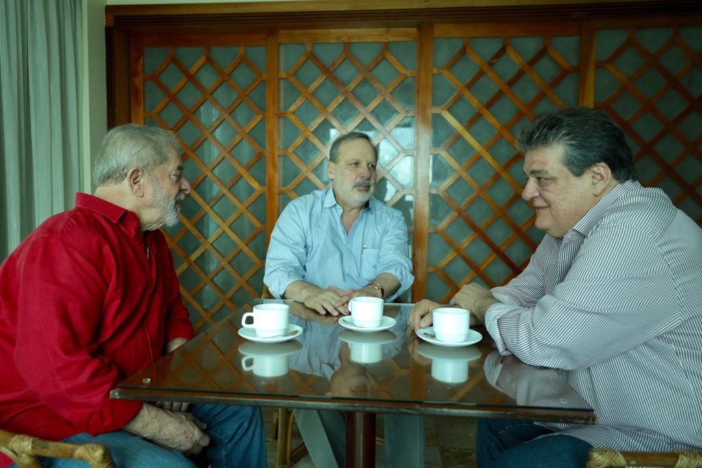Em café da manhã com o ex-presidente, o deputado e vice-líder da oposição na Câmara, Sílvio Costa (Avante), pregou a unidade da esquerda para as eleições do próximo ano, visando o ajuste do Estado, a retomada do desenvolvimento nacional, o fortalecimento do patrimônio público e o resgate de políticas sociais que reinsiram os mais pobres na economia (Foto: Gisele Federicce) Em café da manhã com o ex-presidente, o deputado e vice-líder da oposição na Câmara, Sílvio Costa (Avante), pregou a unidade da esquerda para as eleições do próximo ano, visando o ajuste do Estado, a retomada do desenvolvimento nacional, o fortalecimento do patrimônio público e o resgate de políticas sociais que reinsiram os mais pobres na economia